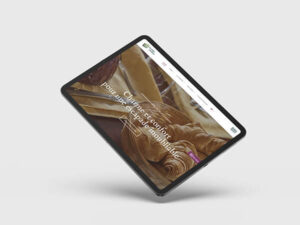 Tablette iPad allumée montrant le site de LE RELAIS NIVERNAIS, sur un fond blanc.