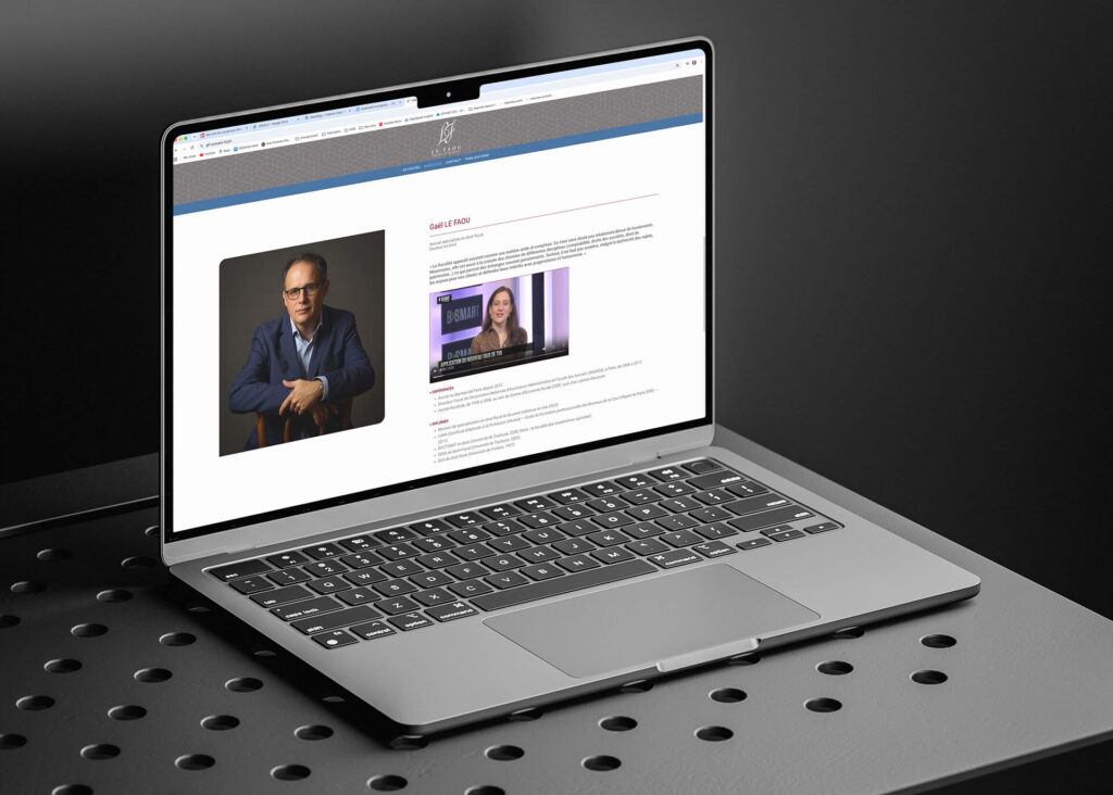 iMac allumé montrant le site de GLF Avocats, sur une table en métal.