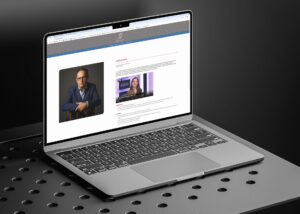 iMac allumé montrant le site de GLF Avocats, sur une table en métal.